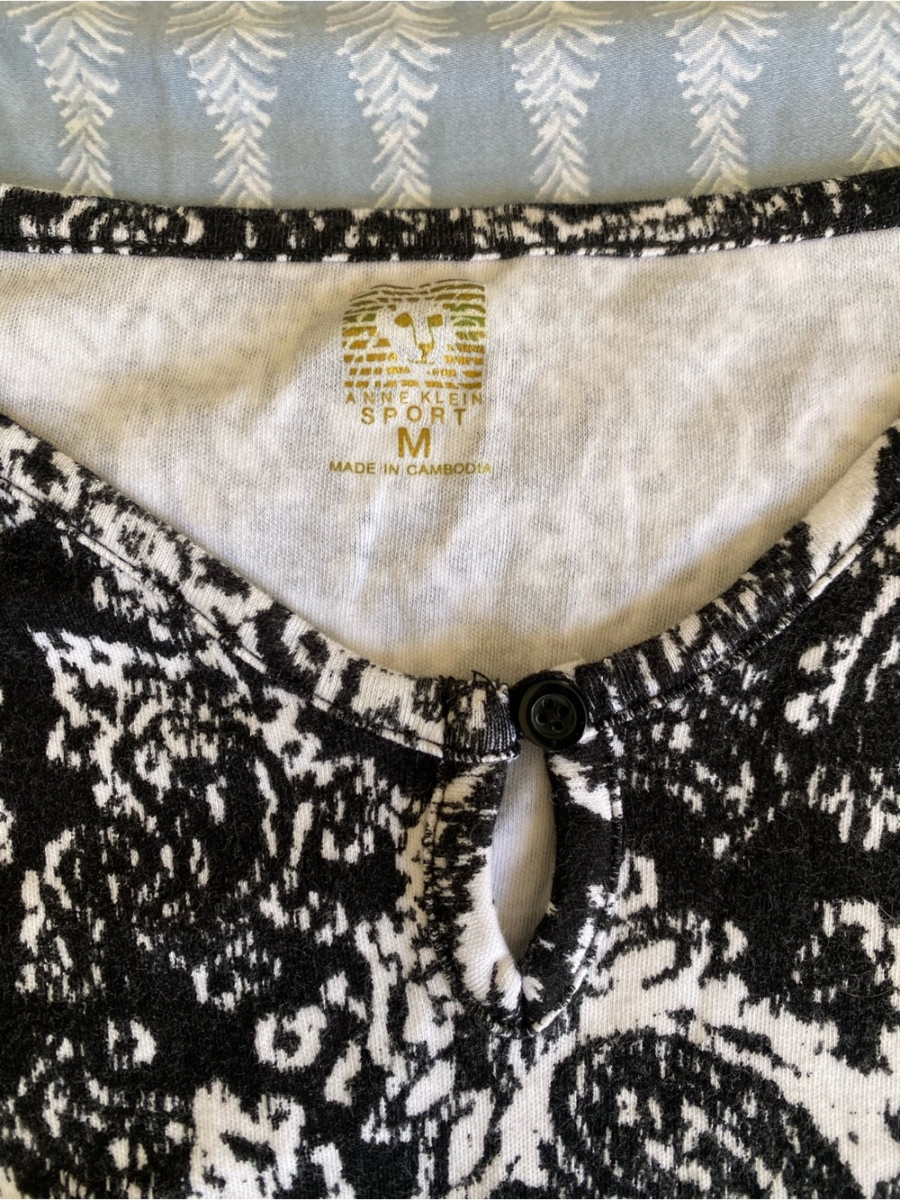 Anne Klein Black and White Paisley Print Key Hole Button Front Long Sleeve Top - Picture 2 of 7